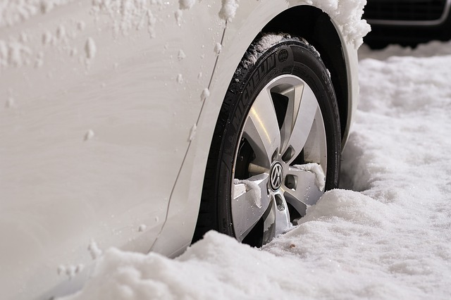 Winter essentials for your car blog article: image of a car parked in the snow.